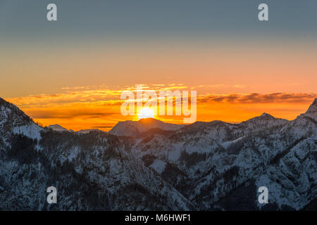 Bunte sunrise auf der Oberseite der österreichischen Berge Alpen Stockfoto