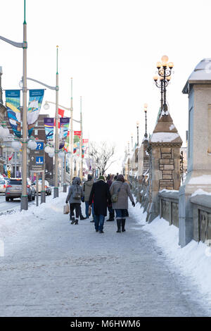 Ottawa, Kanada - 16. Dezember 2017: Menschen zu Fuß auf Wellington Street an einem kalten Tag Stockfoto