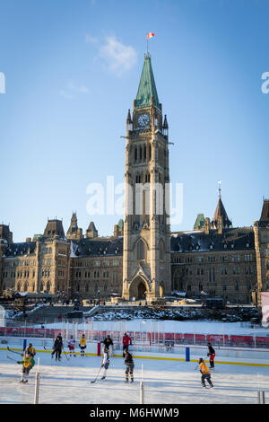 Ottawa, Kanada - 16. Dezember 2017: Hockey Spiel an der temporären Eisbahn auf dem Parliament Hill Stockfoto