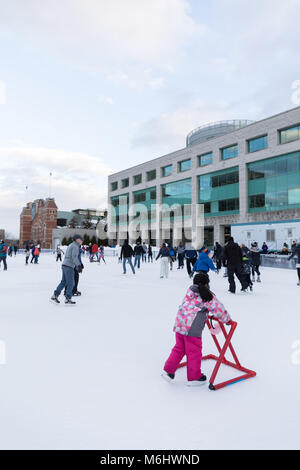 Ottawa, Ontario, Kanada - 20. Januar 2018: Die Kinder lernen, wie man Eislaufen auf der Eisbahn Sens der Träume vor dem Rathaus Stockfoto