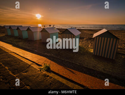 Kabinen am Strand bei Sonnenuntergang Stockfoto