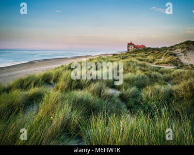 Blick von den Dünen an der Strandpromenade von Gebäuden in Bray-Dunes Frankreich Stockfoto