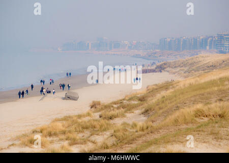 Die Leute, die einen Spaziergang am Strand Kreuzung französisch-belgischen Grenze in Richtung De Panne Stockfoto