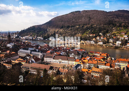 Stadtbild von Heidelberg aus dem Heidelberger Schloss am sonnigen Nachmittag Frühling, Deutschland. Stockfoto