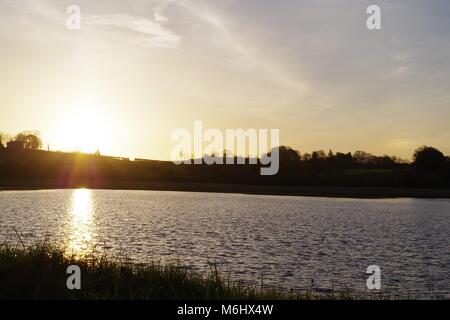 Sonnenaufgang über dem Exe Estuary, Bowling Green Marsh, Bath, Exeter, Devon, Großbritannien. Natürliche Ruhe an einem Frühlingsmorgen, April, 2016. Stockfoto