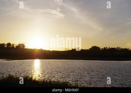 Sonnenaufgang über dem Exe Estuary, Bowling Green Marsh, Bath, Exeter, Devon, Großbritannien. Natürliche Ruhe an einem Frühlingsmorgen, April, 2016. Stockfoto