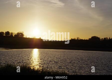 Sonnenaufgang über dem Exe Estuary, Bowling Green Marsh, Bath, Exeter, Devon, Großbritannien. Natürliche Ruhe an einem Frühlingsmorgen, April, 2016. Stockfoto