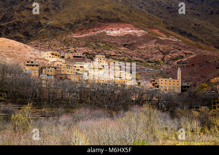 Berberdorf im Atlas Gebirge, in Imlil, auf dem Wanderweg von Imlil zu Tacheddirt, Marokko Stockfoto