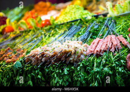 Frisches Fleisch Spieße auf Anzeige an einer Garküche in Jemaa el-Fnaa Markt, Marrakesch, Marokko Stockfoto