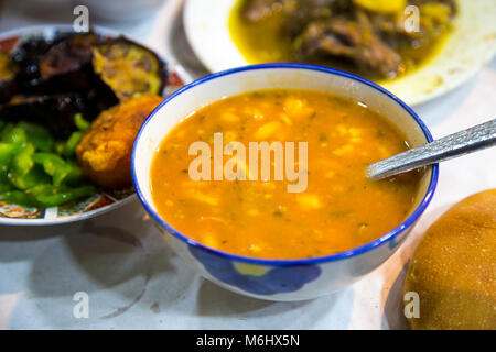 Authentische marokkanische Harira Suppe in Jemaa el-Fnaa Markt, Marrakesch, Marokko Stockfoto