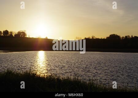 Sonnenaufgang über dem Exe Estuary, Bowling Green Marsh, Bath, Exeter, Devon, Großbritannien. Natürliche Ruhe an einem Frühlingsmorgen, April, 2016. Stockfoto