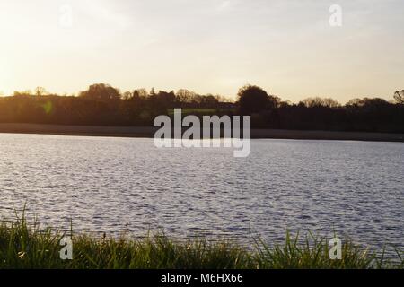 Sonnenaufgang über dem Exe Estuary, Bowling Green Marsh, Bath, Exeter, Devon, Großbritannien. Natürliche Ruhe an einem Frühlingsmorgen, April, 2016. Stockfoto