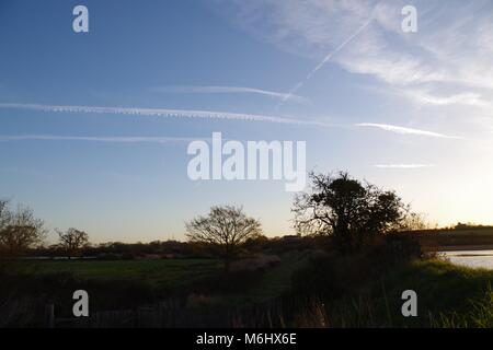 Sonnenaufgang über dem Exe Estuary, Bowling Green Marsh, Bath, Exeter, Devon, Großbritannien. Natürliche Ruhe an einem Frühlingsmorgen, April, 2016. Stockfoto