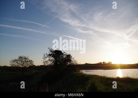 Sonnenaufgang über dem Exe Estuary, Bowling Green Marsh, Bath, Exeter, Devon, Großbritannien. Natürliche Ruhe an einem Frühlingsmorgen, April, 2016. Stockfoto