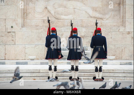 Evzones, griechischen Präsidialerlass Wachen Marching in ihrer täglichen Winter zeremoniellen Uniform vor dem Parlament in Athen, Griechenland. Stockfoto