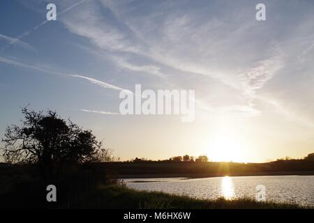 Sonnenaufgang über dem Exe Estuary, Bowling Green Marsh, Bath, Exeter, Devon, Großbritannien. Natürliche Ruhe an einem Frühlingsmorgen, April, 2016. Stockfoto