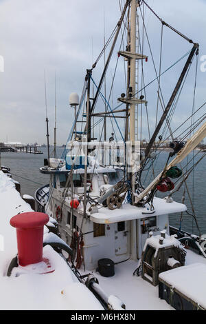 Der kommerzielle Fischfang Schiff in ein Dock und bedeckt mit ein wenig Schneefall Stockfoto