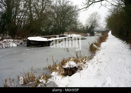 Der Basingstoke Canal an Odiham in Hampshire an einem verschneiten Tag im Winter Stockfoto