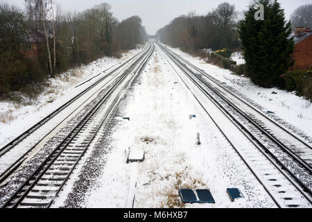 Mainline Spuren durch Abgehobene Station in Hampshire bei Schneewetter Stockfoto