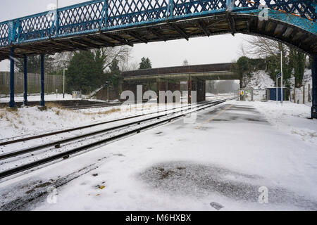 Mainline Spuren durch Abgehobene Station in Hampshire bei Schneewetter Stockfoto