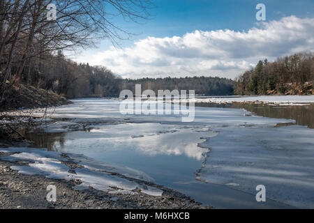 Winter's Position heraus: Eisschollen zerbrechen und nach Süden auf den Connecticut River während der letzten sonnigen späten Winter Tag in West Chesterfield, NH. Stockfoto