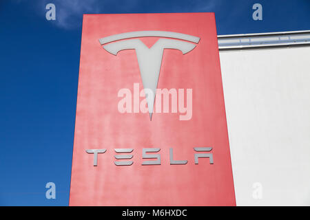 Fürth/Deutschland - März 4, 2018: Tesla-Logo in der Nähe von einem Autohaus. Tesla, Inc. ist ein amerikanisches Unternehmen, das sich auf elektrische Automotive spezialisiert, Energie st Stockfoto