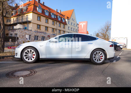 Fürth/Deutschland - März 4, 2018: Tesla Logo auf einem Auto Tesla Tesla, Inc. ist ein amerikanisches Unternehmen, das sich auf elektrische Automotive spezialisiert, Energie storag Stockfoto