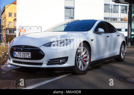 Fürth/Deutschland - März 4, 2018: Tesla Logo auf einem Auto Tesla Tesla, Inc. ist ein amerikanisches Unternehmen, das sich auf elektrische Automotive spezialisiert, Energie storag Stockfoto