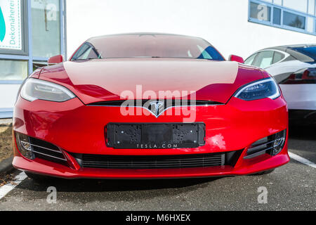 Fürth/Deutschland - März 4, 2018: Tesla Logo auf einem Auto Tesla Tesla, Inc. ist ein amerikanisches Unternehmen, das sich auf elektrische Automotive spezialisiert, Energie storag Stockfoto