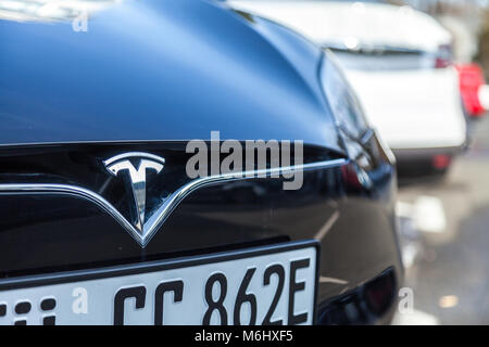 Fürth/Deutschland - März 4, 2018: Tesla Logo auf einem Auto Tesla Tesla, Inc. ist ein amerikanisches Unternehmen, das sich auf elektrische Automotive spezialisiert, Energie storag Stockfoto