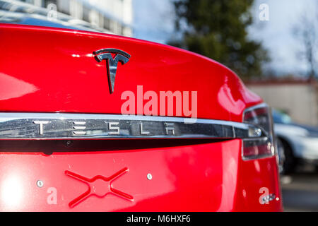 Fürth/Deutschland - März 4, 2018: Tesla Logo auf einem Auto Tesla Tesla, Inc. ist ein amerikanisches Unternehmen, das sich auf elektrische Automotive spezialisiert, Energie storag Stockfoto