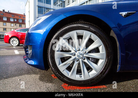 Fürth/Deutschland - März 4, 2018: Tesla Logo auf einem Auto Tesla Tesla, Inc. ist ein amerikanisches Unternehmen, das sich auf elektrische Automotive spezialisiert, Energie storag Stockfoto