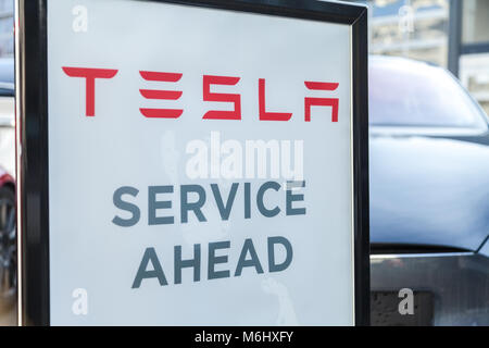 Fürth/Deutschland - März 4, 2018: Tesla-Schild in der Nähe ein Auto Händler. Tesla, Inc. ist ein amerikanisches Unternehmen, das sich auf elektrische Automotive spezialisiert, e Stockfoto