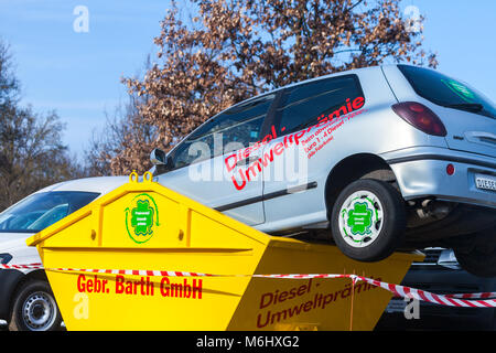 Fürth/Deutschland - März 4, 2018: ein Auto liegt in einen Abfallbehälter. Deutsche Wort Diesel-Umweltpraemie bedeutet diesel Umwelt bonus Stockfoto