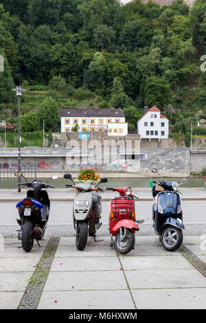 Vier Roller auf dem Bürgersteig entlang der Donau in Passau, Deutschland geparkt. Stockfoto