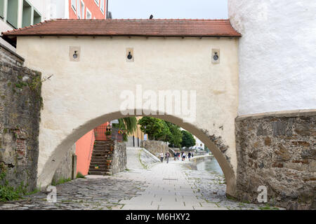 Steinbogen über gepflasterten Fußgängerzone. Ein beliebter Weg entlang der Donau in Passau, Deutschland. Stockfoto