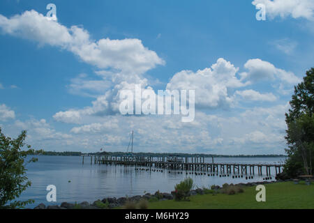 Schönen blauen Himmel - draußen am Trent River und Neuse River in New Bern North Carolina. Parks und historischen Downtown treffen das Wasser an einem sonnigen Stockfoto