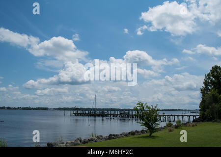 Schönen blauen Himmel - draußen am Trent River und Neuse River in New Bern North Carolina. Parks und historischen Downtown treffen das Wasser an einem sonnigen Stockfoto