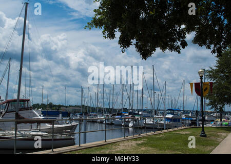 Boote im Hafen unter einem wunderschönen blauen Himmel mit weißen Wolken gefüllt. In New Bern, North Carolina, USA, Eastern North Carolina Stockfoto