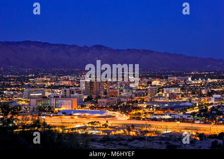 Die Santa Catalina Mountains über der Innenstadt von Tucson, Arizona City Skyline bei Nacht Stockfoto