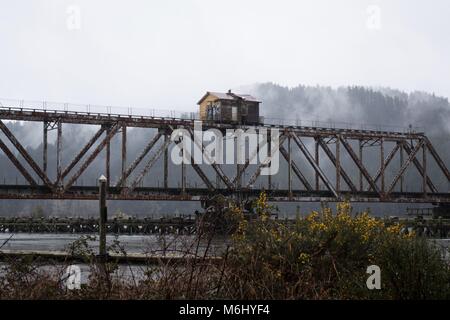 Die cushman Swing Eisenbahnbrücke in der Nähe von Florence, Oregon, USA. Stockfoto