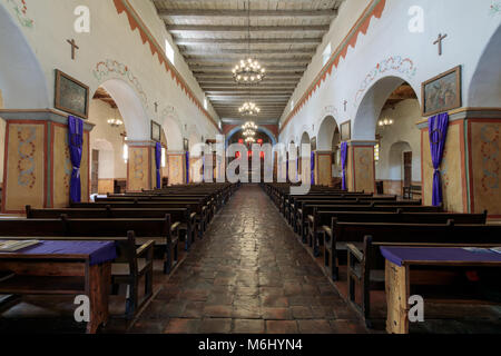 San Juan Bautista, Kalifornien - 3. März 2018: Innenraum der Kirche von Old Mission San Juan Bautista Stockfoto