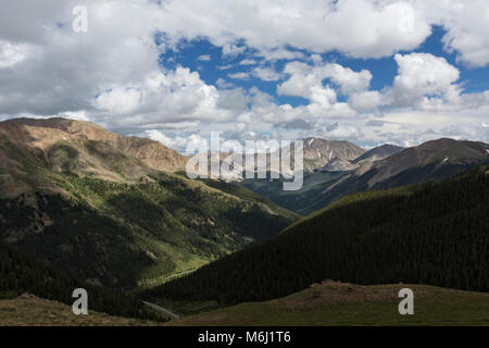 Schöne Panorama hochgelegenen malerischen vista Blick hinunter vom Independence Pass Rocky Mountains Colorado USA dappled Licht winzigen Straße unten skalieren Stockfoto