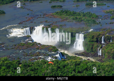 Antenne malerische Landschaft Iguazu Wasserfälle Wasserfälle an der Grenze zu Brasilien, Argentinien, Paraguay, UNESCO-Weltkulturerbe, berühmten Naturwunder Stockfoto