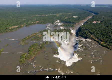 Vollen Blick auf den Fluss Iguazu Falls Wasserfall rainbow Grenze Brasilien Argentinien, Paraguay Weltkulturerbe der natürlichen Wunder der Welt Antenne Pan Land Stockfoto