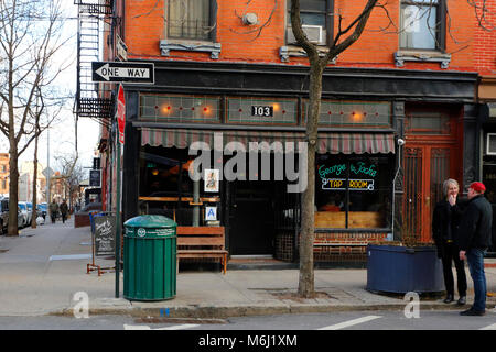 George and Jack's Tap Room, 103 Berry St, Brooklyn, NY. Außenfassade einer Bar im Williamsburg-Viertel. Stockfoto