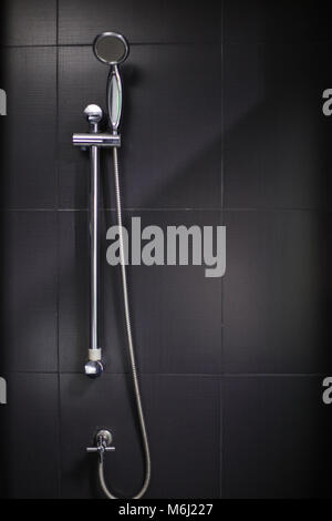 Chrom modern mit schwarzen Wand im Bad Dusche Stockfoto