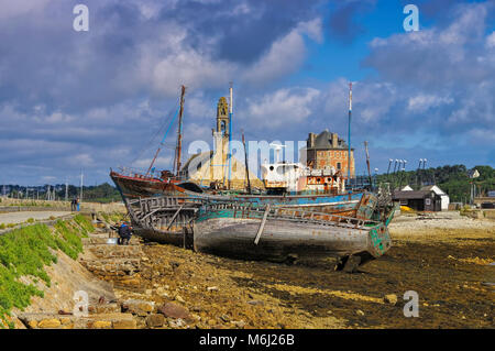 Alte Fischerboote im Hafen von Camaret-sur-Mer, Bretagne, Frankreich Stockfoto