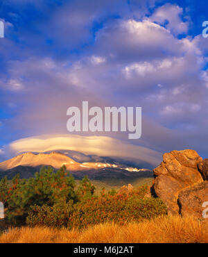 Lenticular Cloud, Shastina, Mount Shasta, Shasta-Trinity National Forest, Kalifornien Stockfoto