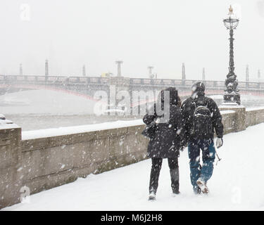 Paar in den schweren Schnee entlang der Albert Embankment, London Stockfoto